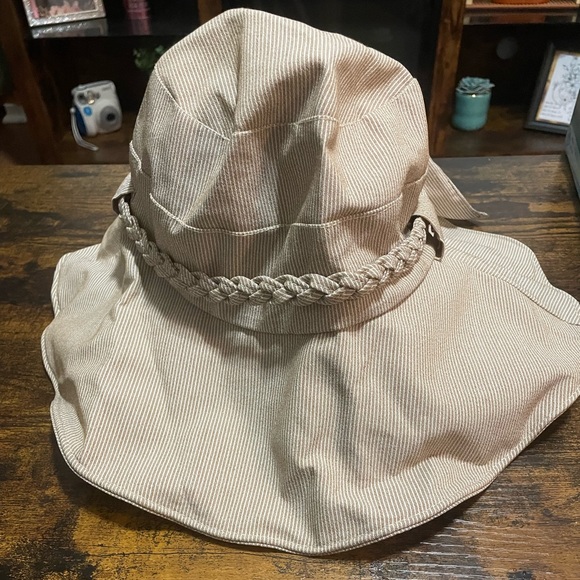 Adjustable beach hat - Picture 1 of 2